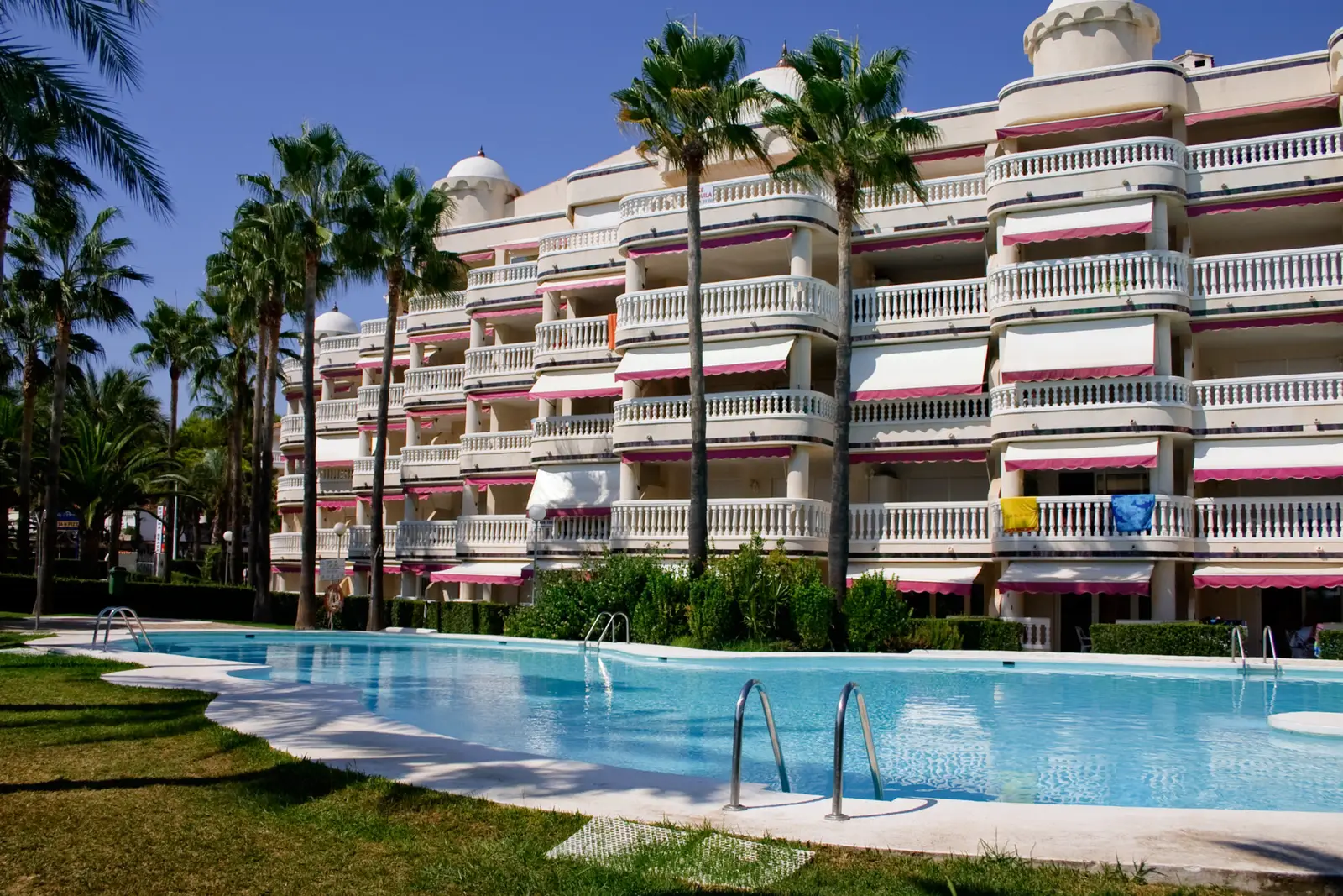 Façade avec terrasses et stores de la résidence Casablanca près de la piscine