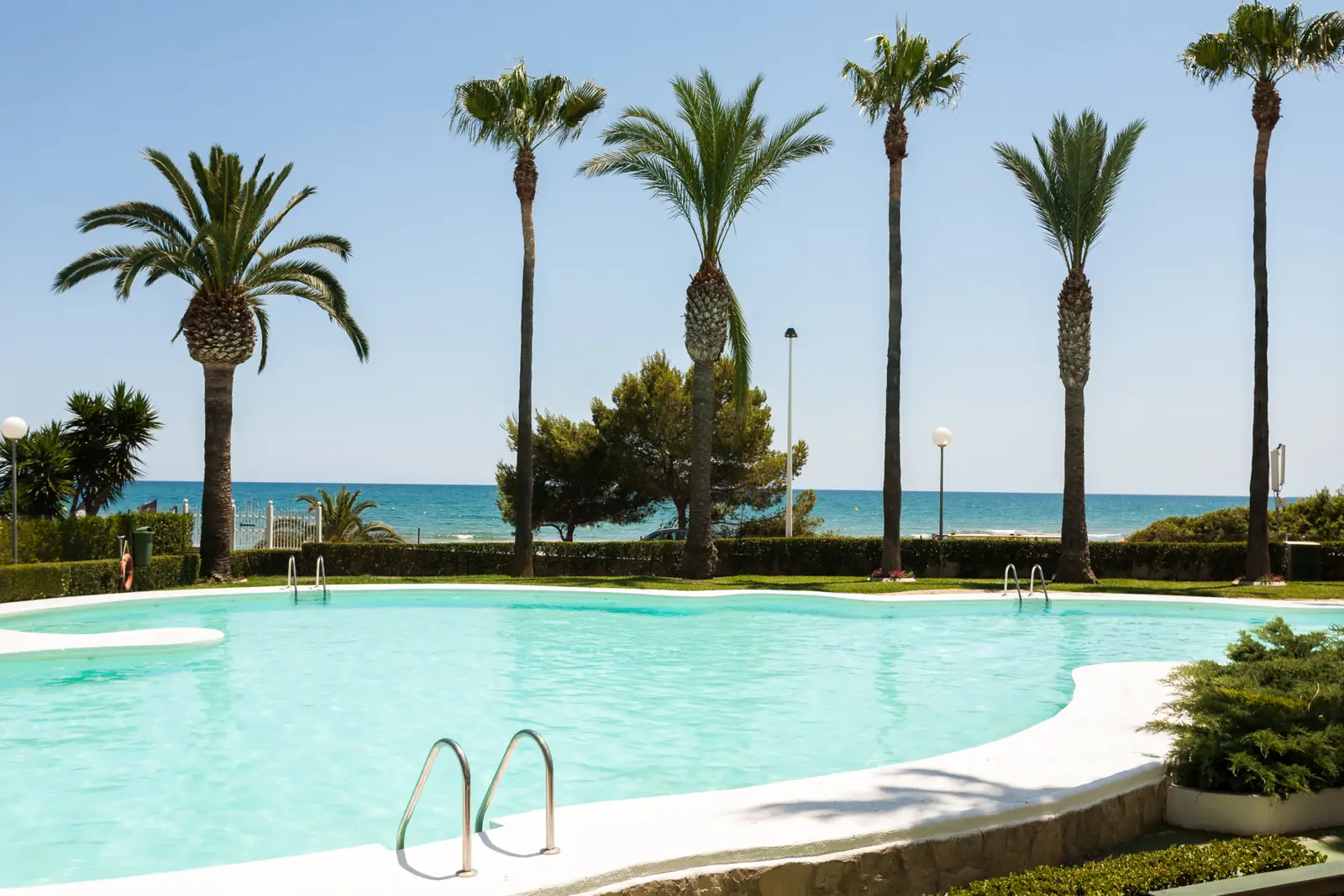 Piscine de la résidence Casablanca entre les palmiers, face à la mer à Alcossebre