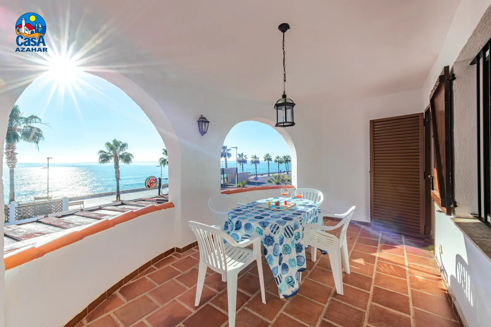 Terrasse mit Meerblick einer Ferienwohnung Ibiza an der Strandpromenade des Cargador, Alcossebre