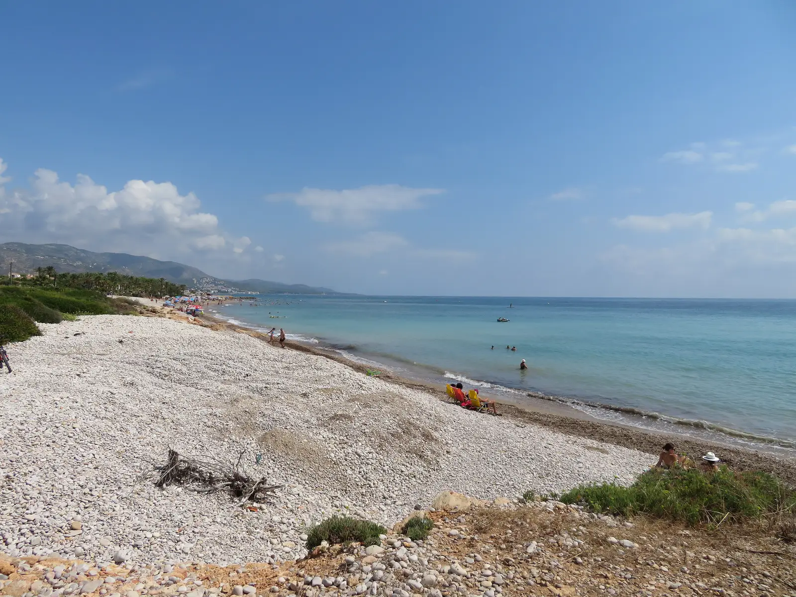Plage de Manyetes ou Tropicana, au sud d'Alcossebre, avec ses galets et son eau transparente