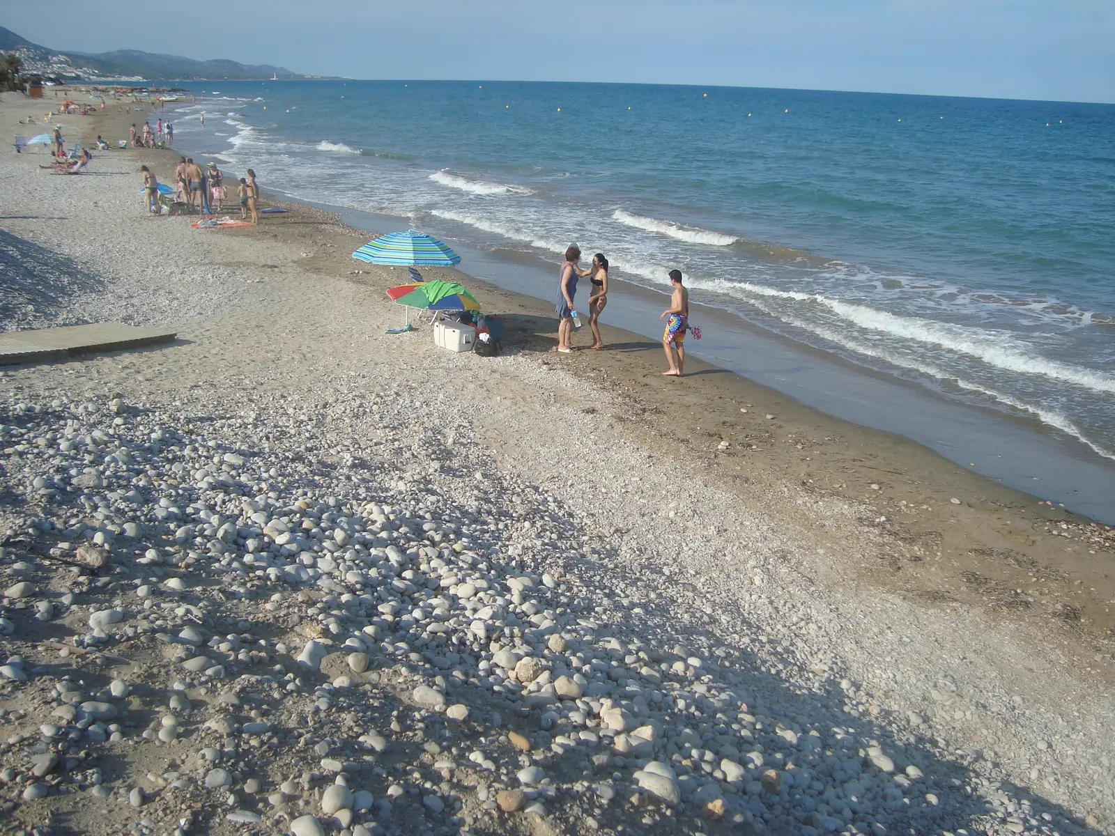 Bord de mer de la plage de Manyetes (Tropicana) à Alcossebre un jour d'été