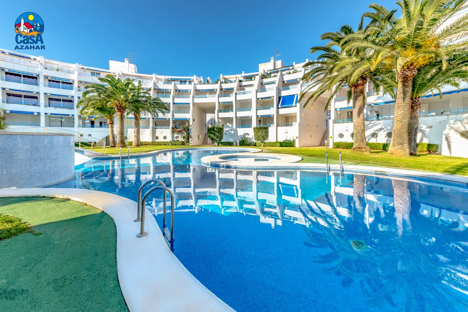 Pool und Garten der Ferienwohnungen Nova Romana im Bereich des Strandes Playa Romana in Alcossebre