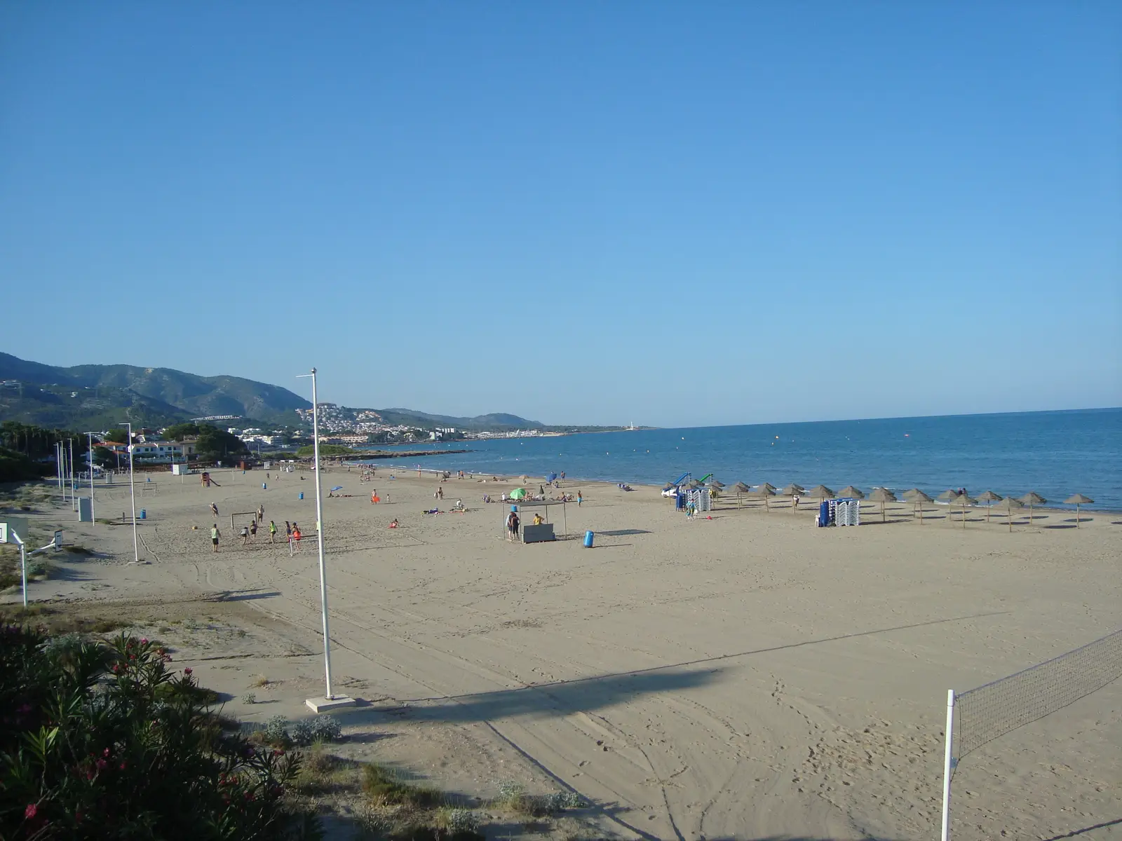 Sable fin de la plage Romana d'Alcossebre avec la côte et la montagne au fond