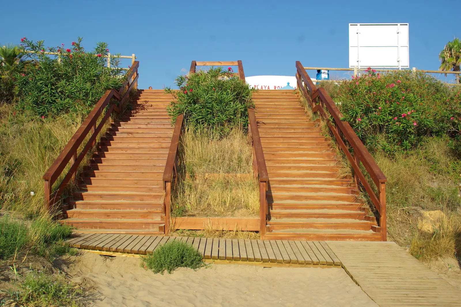 Escaliers et passerelle en bois donnant accès à la plage Romana d'Alcossebre